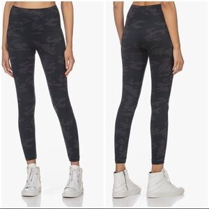 SPANX: LOOK AT ME NOW SEAMLESS LEGGINGS - BLACK CAMO